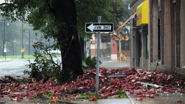 Isaac cause des dégâts dans une rue de La Nouvelle-Orléans