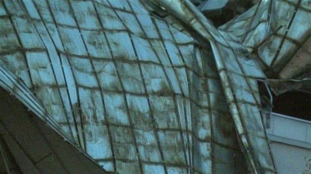 Le revêtement du toit de l'aréna qui s'est détachée.