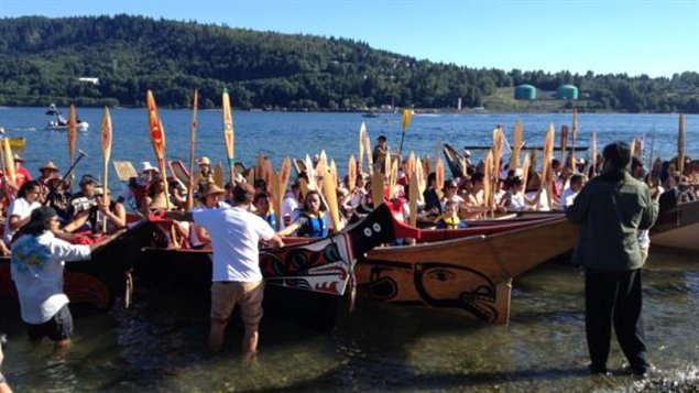 Des canoës de Premières Nations arrivent à Deep Cove
