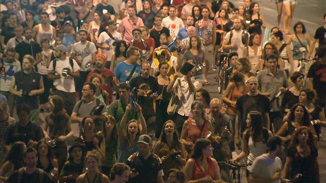 Manifestation de casseroles dans les rues de Montréal à la veille du scrutin