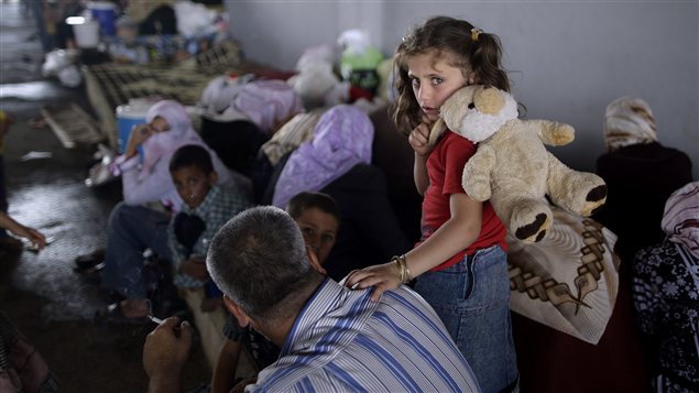 Une fillette syrienne, qui a fui Marea avec sa famille, attend dans un refuge au poste frontalier Bab Al-Salameh. (29 août 2012)