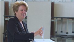 Agnès Maltais vote dans sa circonscription de Taschereau.