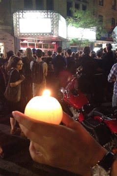 Quelques centaines de personnes participent à une veillée à la bougie au Métropolis.