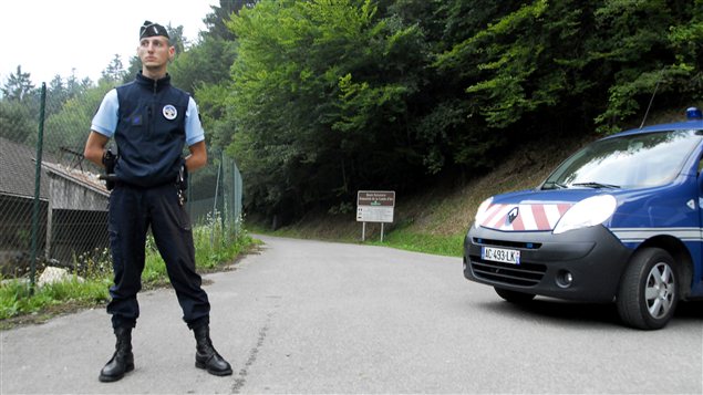 Des corps ont été découverts sur une route forestière bordant le lac d'Annecy, dans les Alpes françaises.