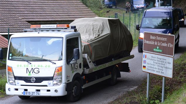 La voiture de la famille Al-Hilli est transportée par la police qui procédera à des expertises plus poussées sur le véhicule.