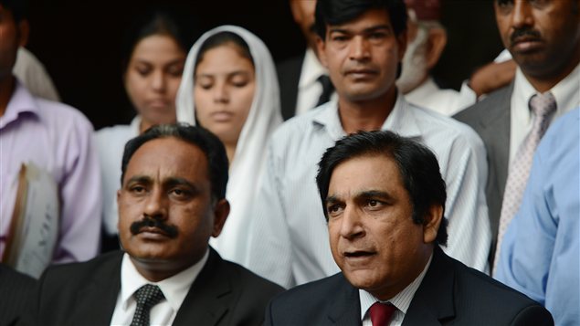 Le ministre pakistanais de l'Harmonie nationale, Paul Bhatti, et l'avocat de Rimsha Masih, Thahi Naveed, lors d'une conférence de presse.