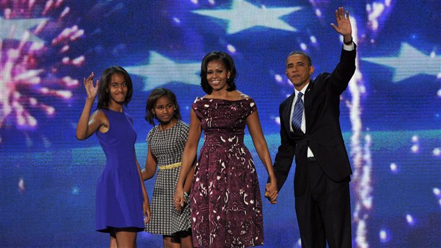 Les deux filles de Barack Obama ont fait une rare apparition publique pour venir embrasser leur père sur scène après son discours.