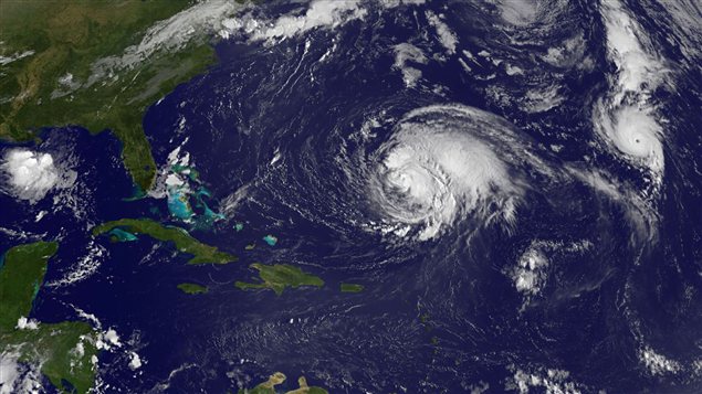 L'ouragan Leslie, au centre, se dirige vers la Nouvelle-Écosse, la tempête Michael est à droite.