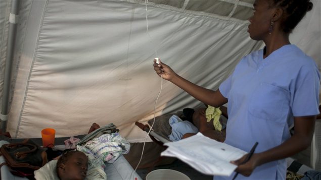 Personas infectadas por el cólera son atendidas en un centro de Médicos Sin Fronteras en Puerto Príncipe en junio de 2012.