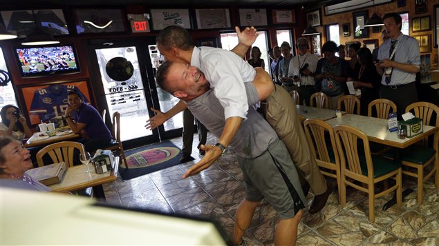 Barack Obama est étreint par le restaurateur Scott Van Duzer.