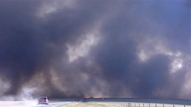 Incendie violent à l'ouest de Lethbridge, dans le sud de l'Alberta