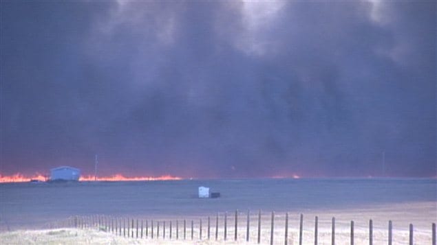 Un feu de broussailles à l'ouest de Lethbridge, dans le sud de l'Alberta, force l'évacuation de plusieurs centaines de personnes.