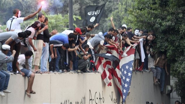 Des manifestants ont retiré le drapeau américain de l'ambassade des États-Unis au Caire, avant de tenter de le brûler.
