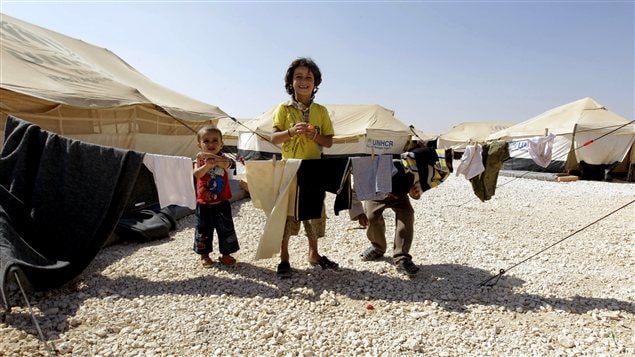 Des enfants syriens se sont réfugiés dans un camp érigé en Jordanie, près de la frontière avec la Syrie. 