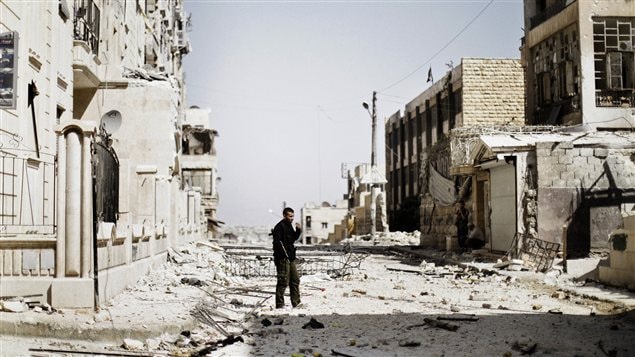 Un rebelle syrien effectue une patrouille dans un quartier d'Alep, deuxième ville du pays.