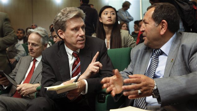 L'ambassadeur américain Christopher Stevens (au centre) a été assassiné mardi. Cette photo d'avril 2011 le montre en discussion avec un membre du Conseil national de transition libyen dans un hôtel de Benghazi.