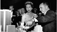 En 1959, les maquettes du projet de la Place Ville-Marie sont présentées à la reine Elizabeth II.