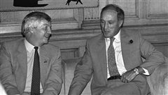 Peter Lougheed en compagnie de Pierre Elliot Trudeau pour régler les derniers détails d'un accord sur le prix du pétrole