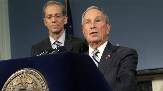 Le maire de New York, Michael Bloomberg (droite), accompagné du commissaire à la santé de New York, Thomas Farley, lors d'une conférence de presse, jeudi 13 septembre.