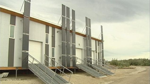 Cet édifice dont l'énergie est en partie alimentée par des panneaux solaires photvoltaiques abrite un laboratoire de recherche ainsi que les locaux de Parcs Canada à Old Crow, au Yukon.