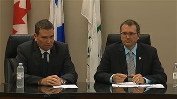 Le ministre de l'Industrie, Christian Paradis, et le maire de Thetford Mines, Luc Berthold