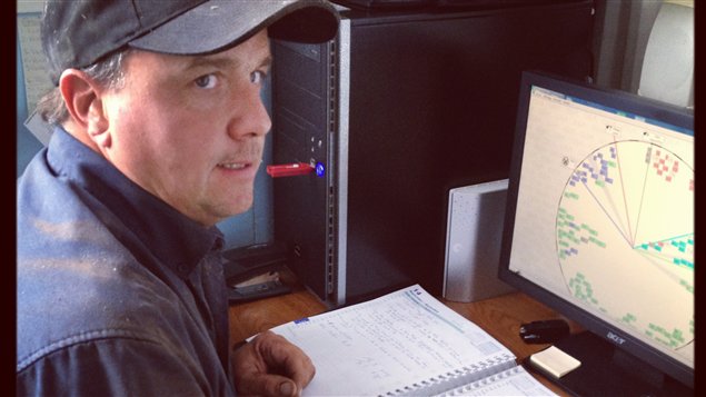 Le producteur de lait Michel Robert surveille ses vaches sur son ordinateur.