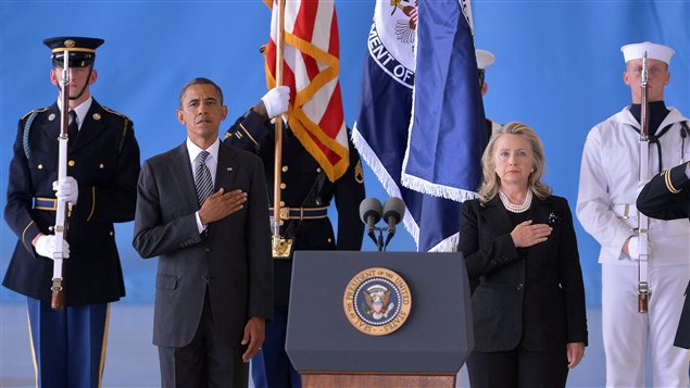 Barack Obama et Hillary Clinton rendent hommage aux victimes de l'attaque du Consulat américain à Benghazi en Libye.