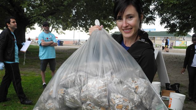 Valérie Hould-Marchand à Vancouver et son équipes de personnes bénévoles ont ramassé 650 mégots en deux heures dans un projet pilote l'été dernier.