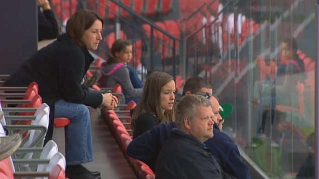 Des amateurs de hockey à l'aréna de L'Ancienne-Lorette.