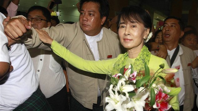La chef de l'opposition birmane Aung San Suu Kyi quitte l'aéroport international de Rangoon pour un voyage aux États-Unis.