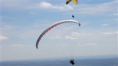 Des parapentistes en France