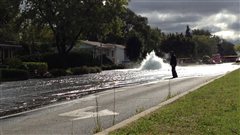 L'eau continue d'envahir les rues
