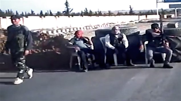 Images prises par Ugarit News de rebelles syriens ayant pris le contrôle d'un poste frontalier avec la Turquie, dans la province de Raqqa, au nord de la Syrie