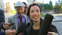 La nouvelle ministre des Ressources naturelles, Martine Ouellet, était tout sourire à son arrivée au cabinet.