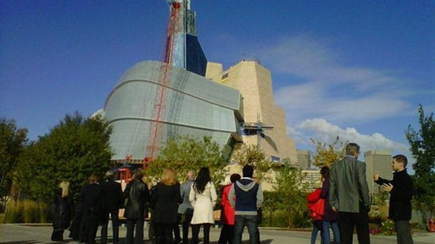 La dernière pièce de verre sur le point d'être posée sur l'édifice du Musée canadien pour les droits de la personne, en septembre 2012.