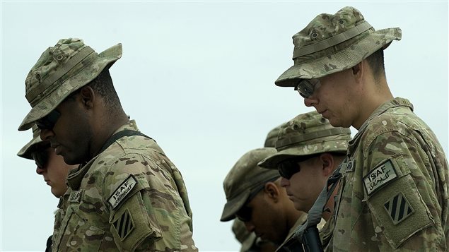 Des soldats militaires à Kandahar pendant une cérémonie commémorative, 11 septembre 2012