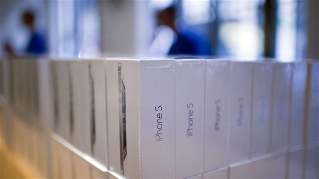 Boîtes d'iPhone 5 dans une boutique Apple de Paris