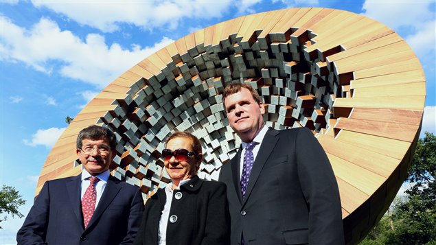 Le ministre des Affaires étrangères du Canada, John Baird, son homologue turc Ahmet Davotoglu et la veuve du diplomate turc Atilla Altikat posent devant le monument
