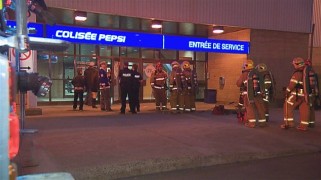 Une pièce pyrotechnique aurait mis le feu à une passerelle située près du toit de l'amphithéâtre.