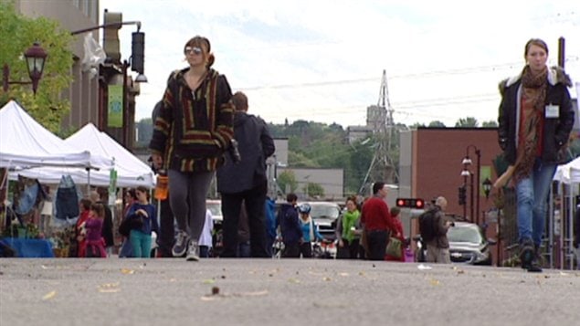 Les résidents du secteur Hull à Gatineau ont profité de la Journée sans voitures pour envahir la rue Eddy. Les résidents du secteur Hull à Gatineau ont profité de la Journée sans voitures pour envahir la rue Eddy.