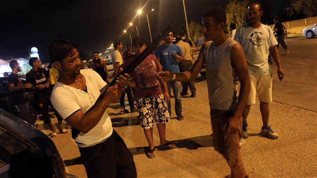 Des manifestants armés rassemblés à Benghazi, le 22 septembre.