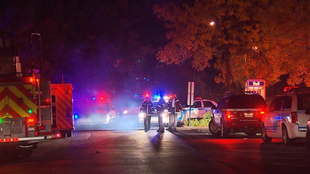 Emergency personnel needed 20 minutes to locate a 48-year-old man who fell from a lookout on Mount Royal early Sunday morning. They weren't able to resuscitate him.