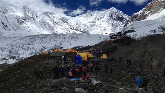Des secouristes dans un camp sur le mont Manaslu, au Népal.
