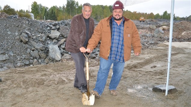 Le maire de Rouyn-Noranda, Mario Provencher, et le président de Gestion Coulombe et frères, Steve Coulombe, lors de la première pelletée de terre au projet domiciliaire Saguenay