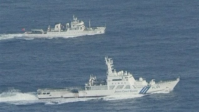 Un buque de la Guardia Costera japonesa (abajo) vigila a un navío chino.