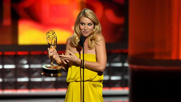 Claire Danes reçoit le prix Emmy de la meilleure actrice pour son rôle dans Homeland.