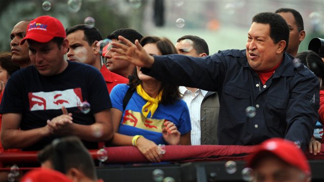 Hugo Chavez salue ses partisans au cours d'un rassemblement à Caracas le 17 septembre 2012.