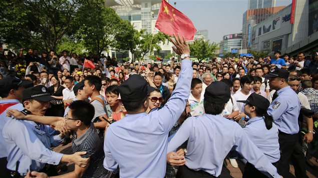 Des Chinois manifestent devant le consulat japonais de Shanghai pour revendiquer l'archipel Senkaku-Diaoyu, le 18 septembre dernier