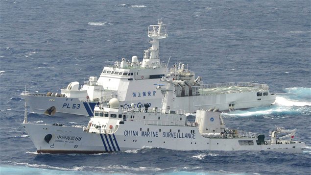 Un bateau de la garde côtière japonaise aux côtés d'un navire chinois de surveillance près de l'archipel disputé