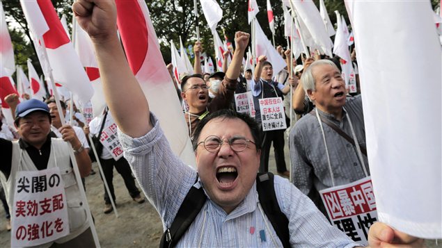 Des Japonais manifestent contre les prétentions chinoises sur l'archipel japonais des îles Senkaku-Diaoyu
